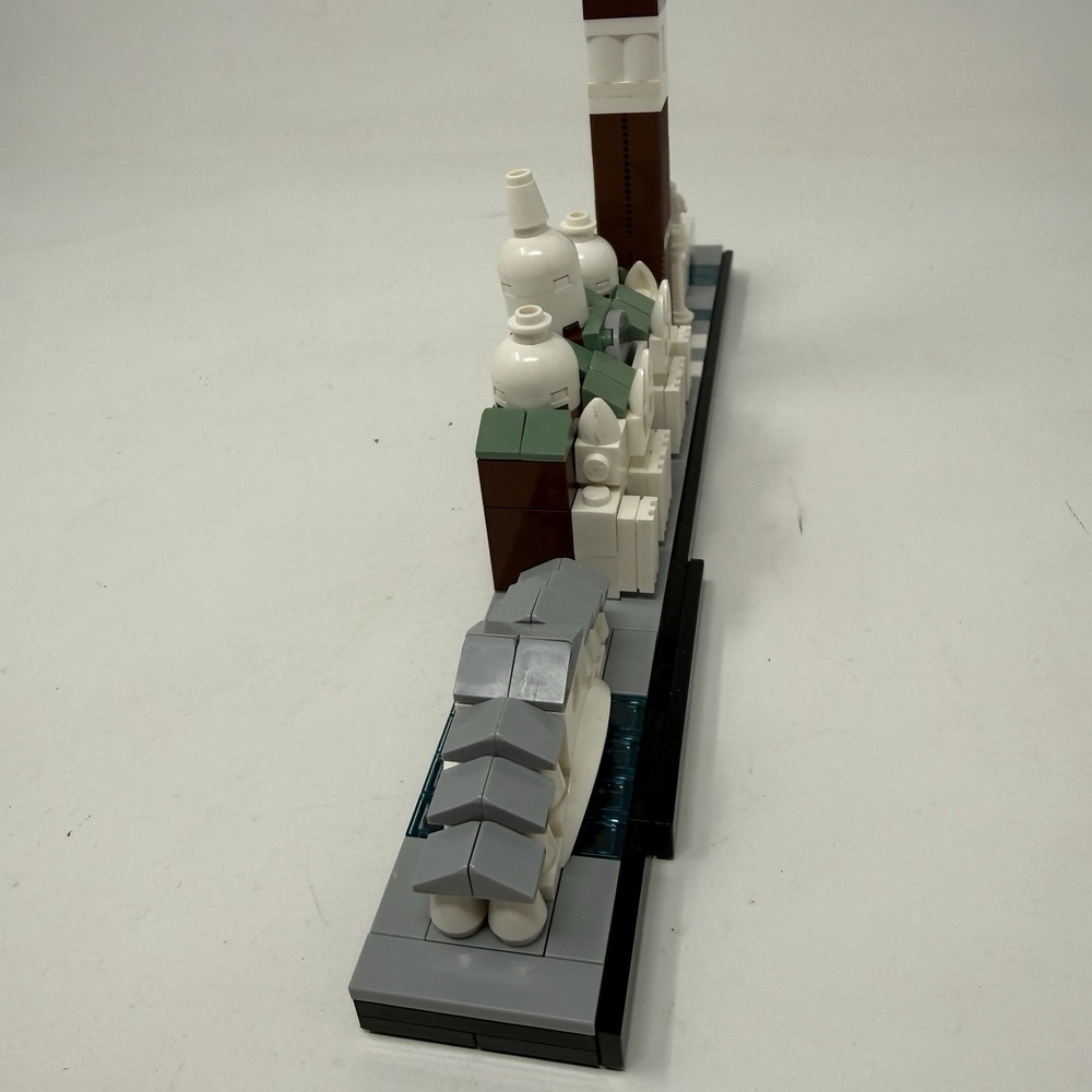 LEGO ARCHITECTURE: Venice (21026) 100% COMPLETE (NO BOX/MANUAL) - Picture 9 of 11